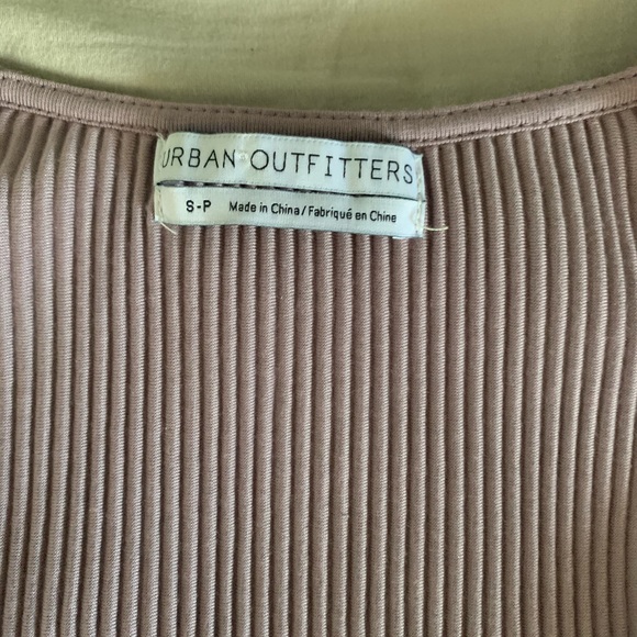 UO Deep cut Flowy Crop Blouse - Picture 2 of 4